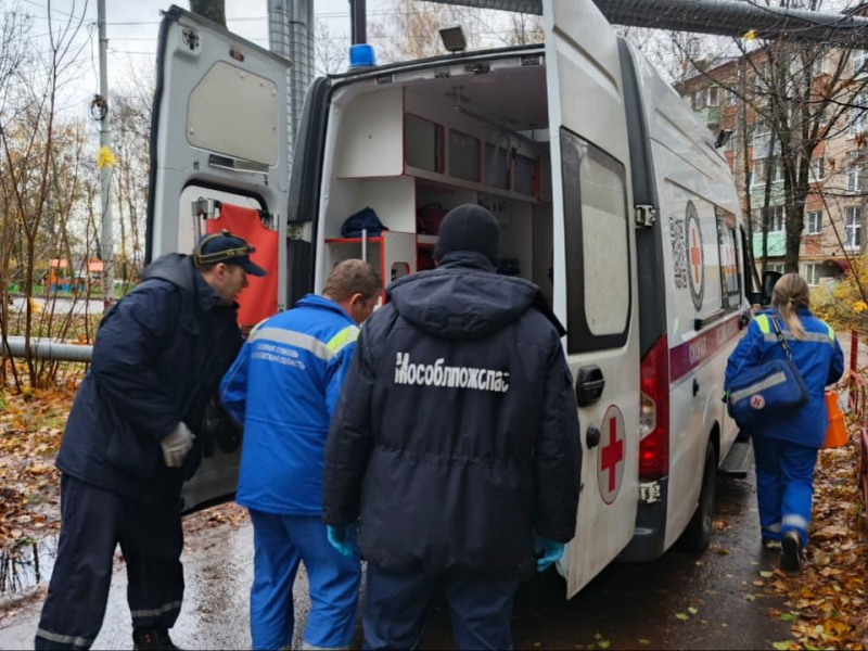 Спасатели вскрыли дверь в квартиру обездвиженной пенсионерки в Сергиевом Посаде