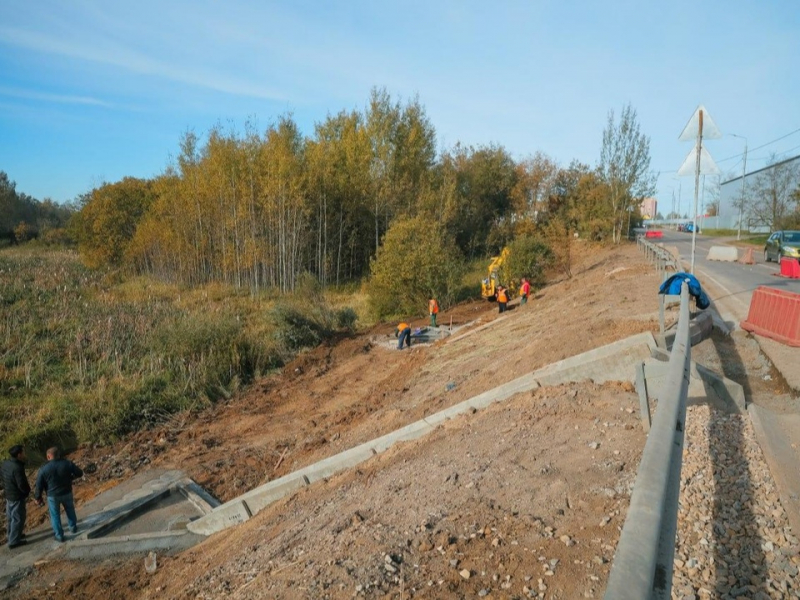 Специалисты устанавливают водоотвод на дороге в Афанасово