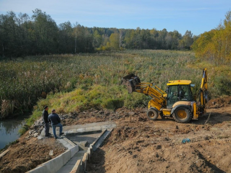Специалисты устанавливают водоотвод на дороге в Афанасово