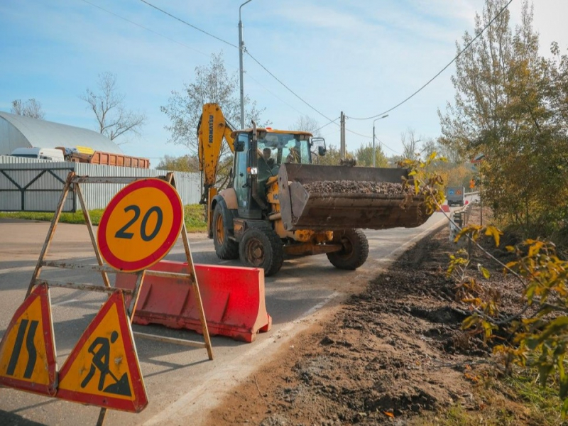 Специалисты устанавливают водоотвод на дороге в Афанасово