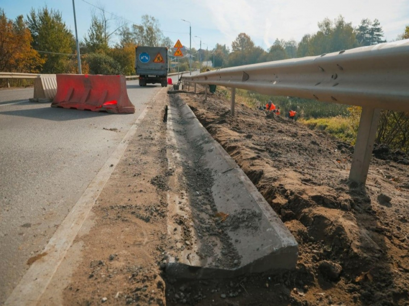 Специалисты устанавливают водоотвод на дороге в Афанасово