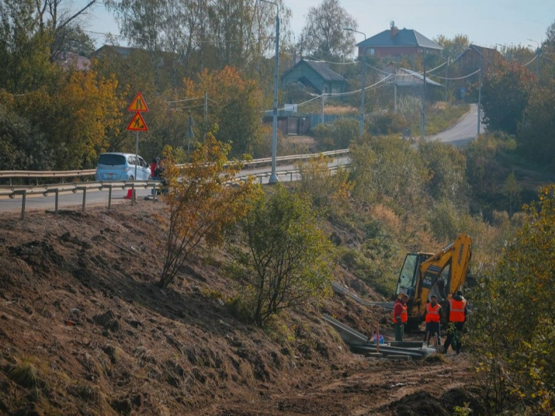 Специалисты устанавливают водоотвод на дороге в Афанасово