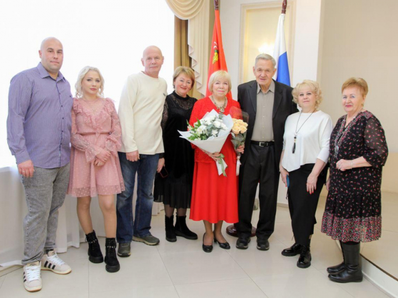 Любовь с первого взгляда и свадьба на два дня: в Сергиево-Посадском округе чествовали семью с 55-летней историей