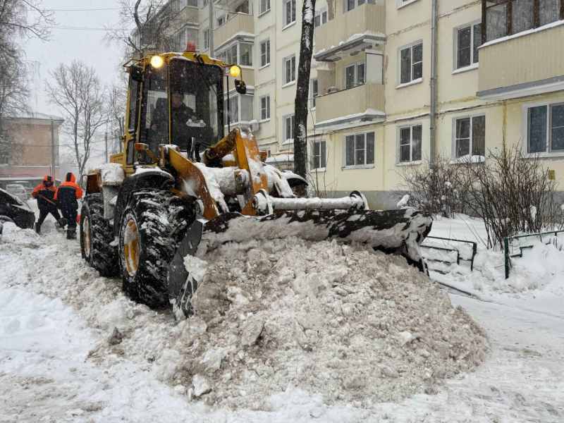 Жители Сергиева Посада вышли на субботник, чтобы вместе с коммунальщиками расчистить улицы и дворы