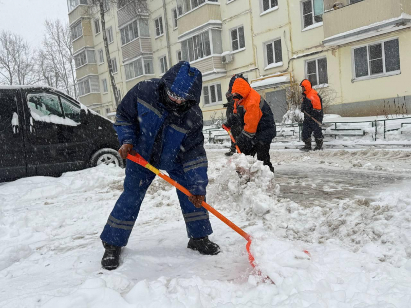Жители Сергиева Посада вышли на субботник, чтобы вместе с коммунальщиками расчистить улицы и дворы
